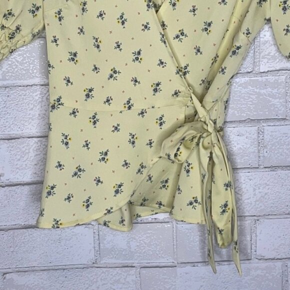 NWT BCBGeneration Ditsy Daisy Wrap Top - Picture 4 of 9